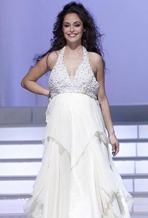 حبيبة ماريو بالوتيلي تعرض فستان زفاف أثناء حملها. هل يتزوجها؟